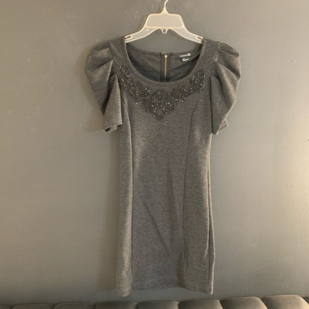 Gray short puff sleeve bead embroidery dress